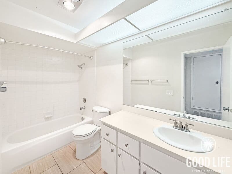 La Mesa House: 6050 Henderson Dr