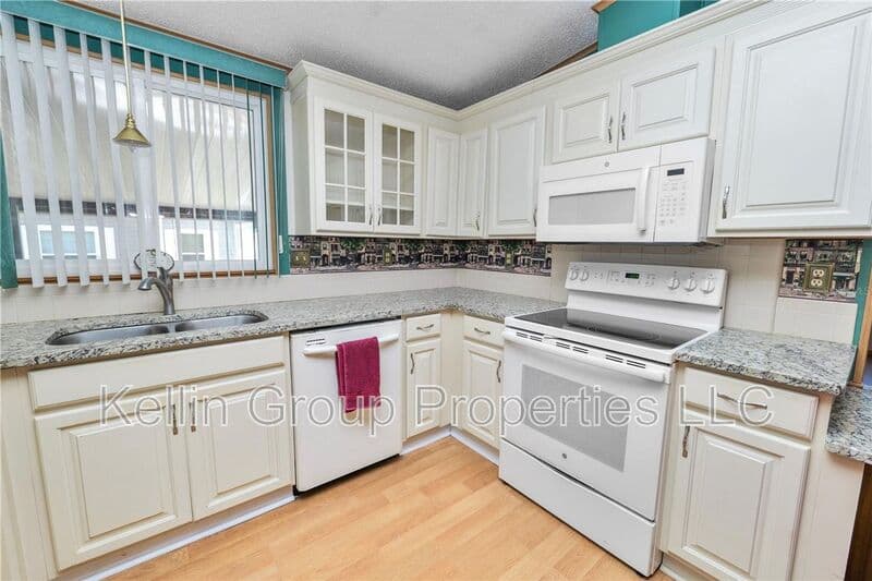 Lakeland House: 1706 Fox Hill Dr