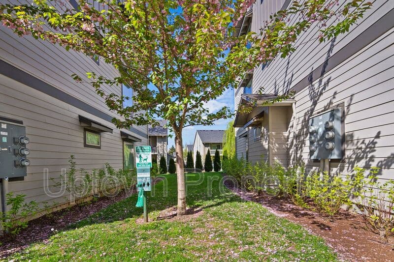 Fairview House: 2655 NE 205th Ave