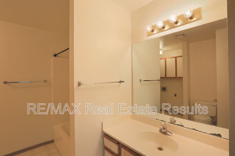 Rogers Condo: 2223 W Roselawn St
