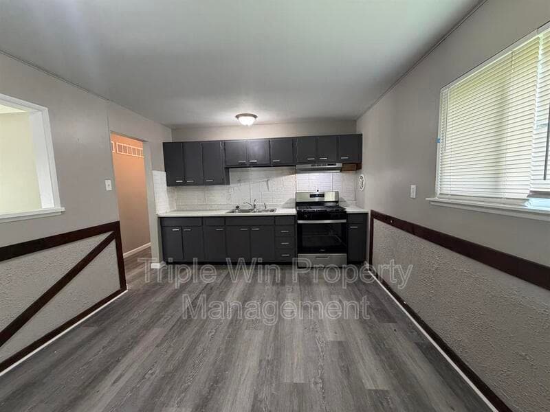 HAZELWOOD House: 7250 HOWDERSHELL RD