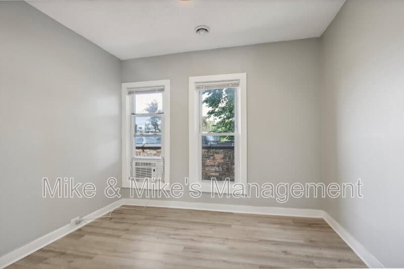 Milwaukee Condo: 506 E Linus St Uppr REAR