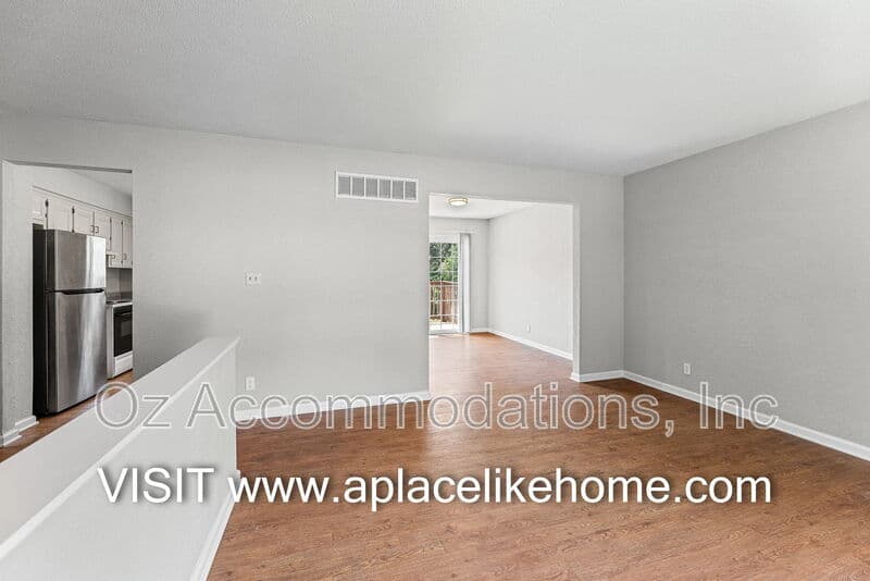 Olathe House: 1105 W Elm Ter