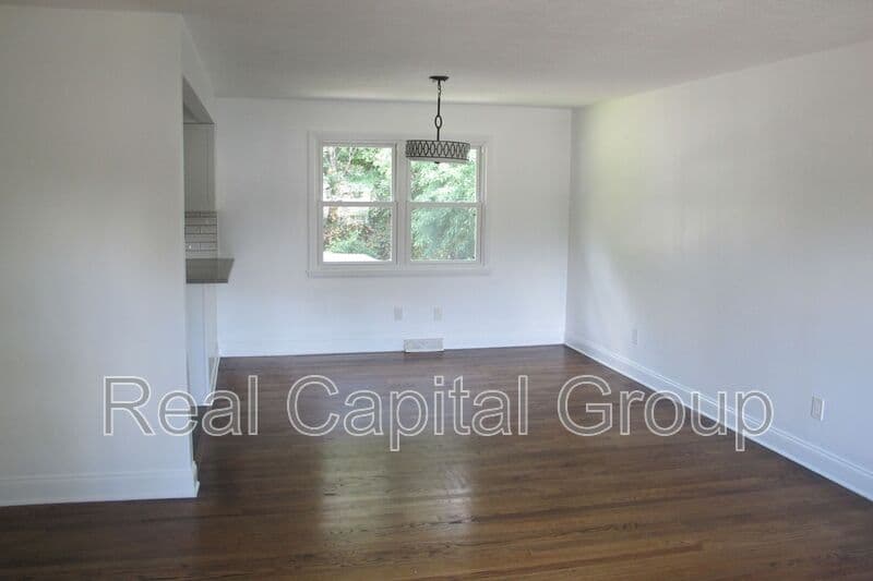 Albany House: 18 Ethel Dr