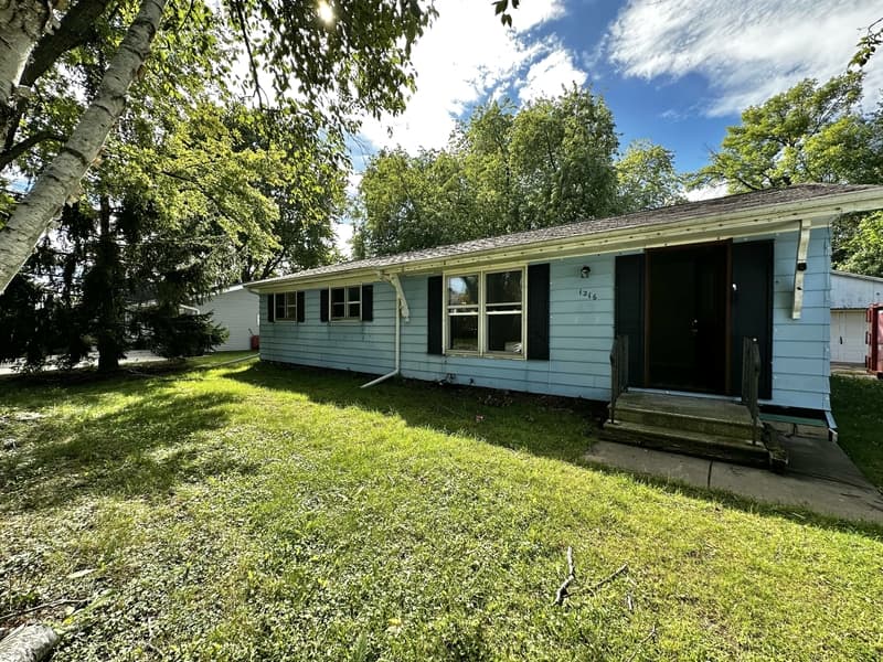 Menasha House: 1216 Meadowview Drive