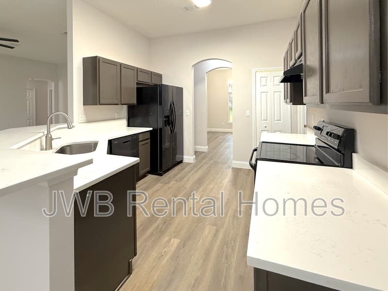 Saint Johns House: 557 Grand Parke Dr
