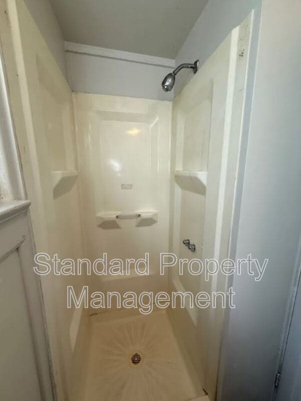 Rochester House: 866 Dewey Ave (Lower Apt)
