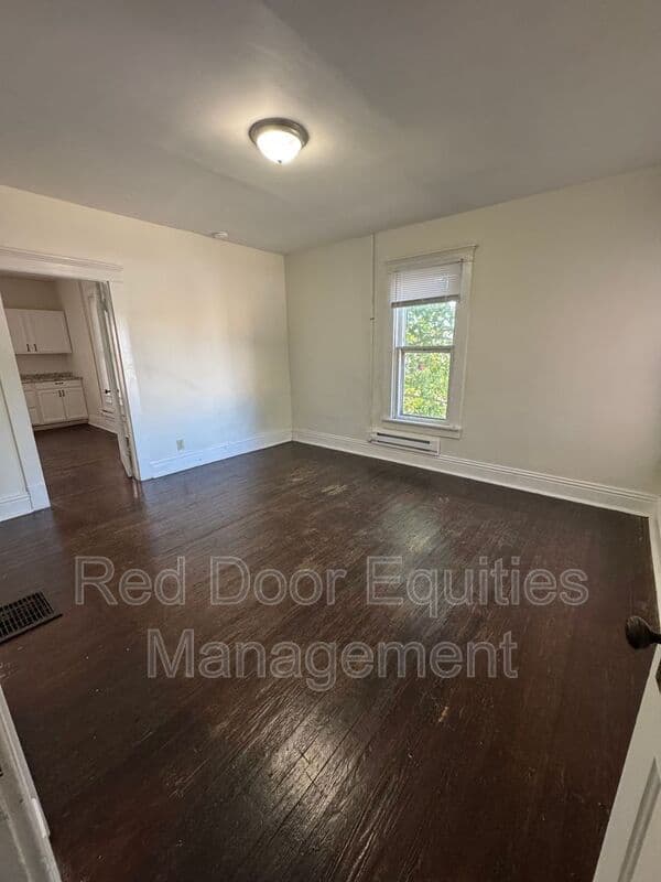 Lancaster House: 136 W Walnut St