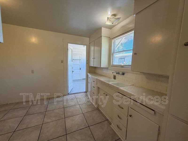 Stockton House: San Jose St / Magnolia St Duplex