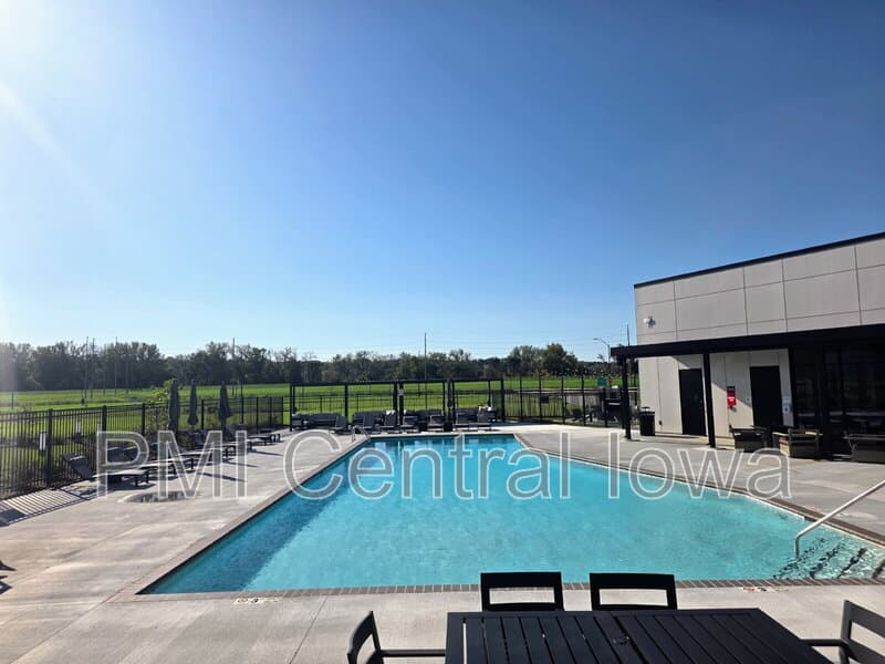 Des Moines Townhome: 423 SW 12th St