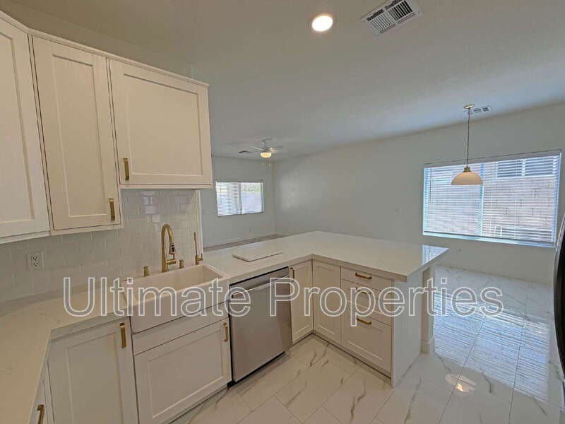 Avondale House: 12360 W Tonto St
