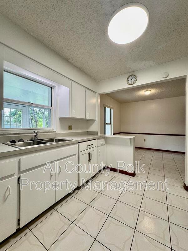Lakeland House: 3919 Lehman Ct