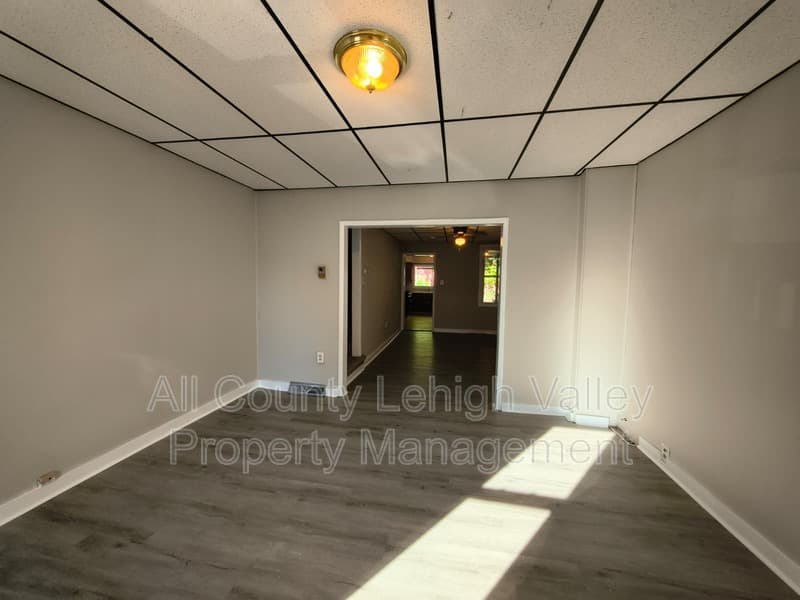 Easton House: 50 N 7th St