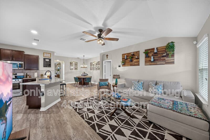 San Antonio House: 15562 Gray Catbird