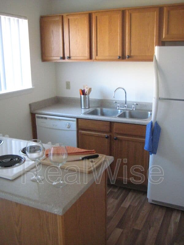 Portland Condo: 10941 SE Bush St