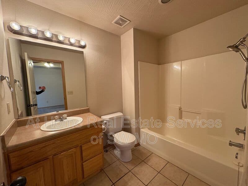 Springfield Condo: 1534 E Kerr