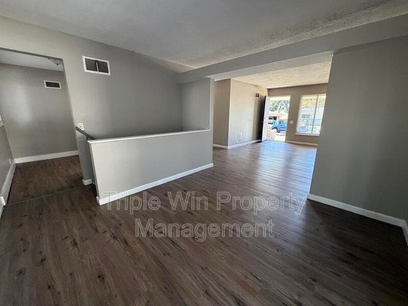 Saint Louis House: 10126 Edgefield Dr