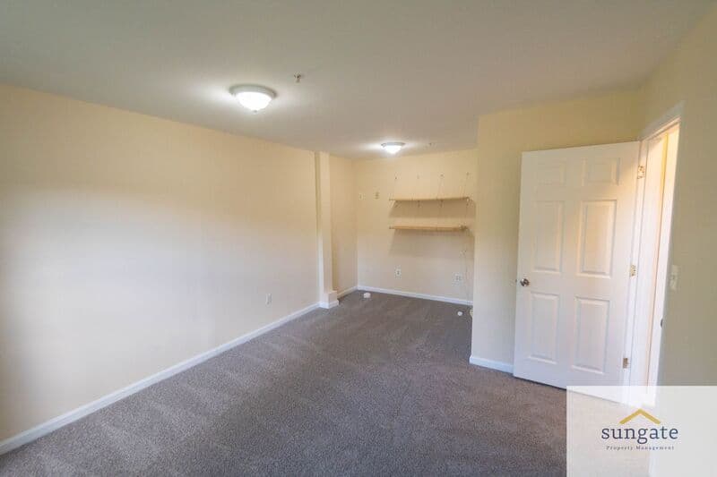 Rosedale Townhome: 11 Hallsdale Ct