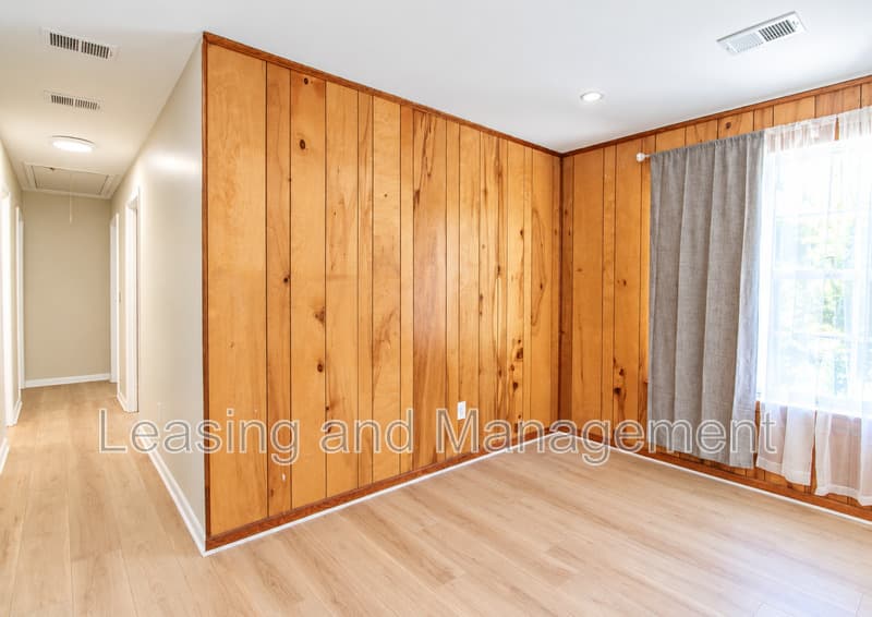 Charleston House: 305 Millcreek Drive