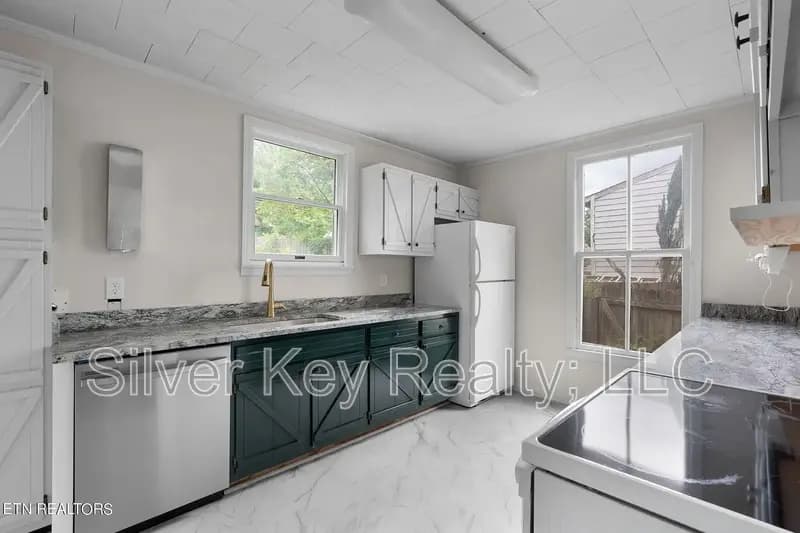 Athens House: 322 Lynn Avenue