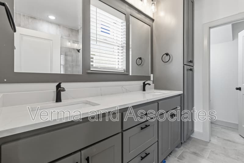 Centerton House: 1041 Whistler St