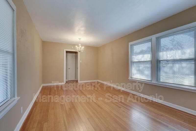 San Antonio House: 1322 W Malone Ave