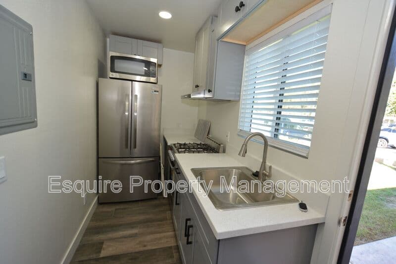 CAMARILLO House: 850 1/2 AILEEN ST