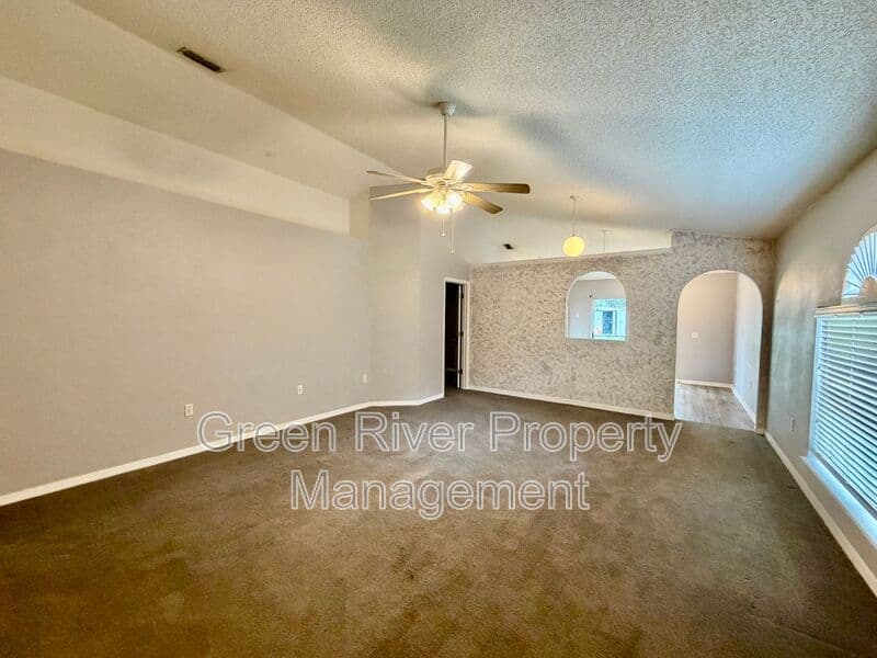 Jacksonville House: 8311 Oak Crossing Drive West