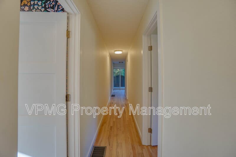 Ridgefield House: 139 N 19th Ct