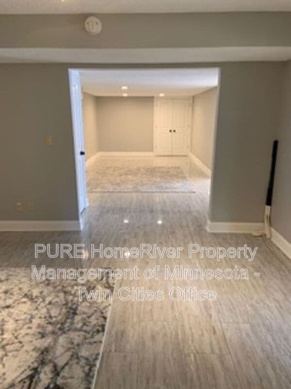 Edina House: 7420 Hyde Park Cir