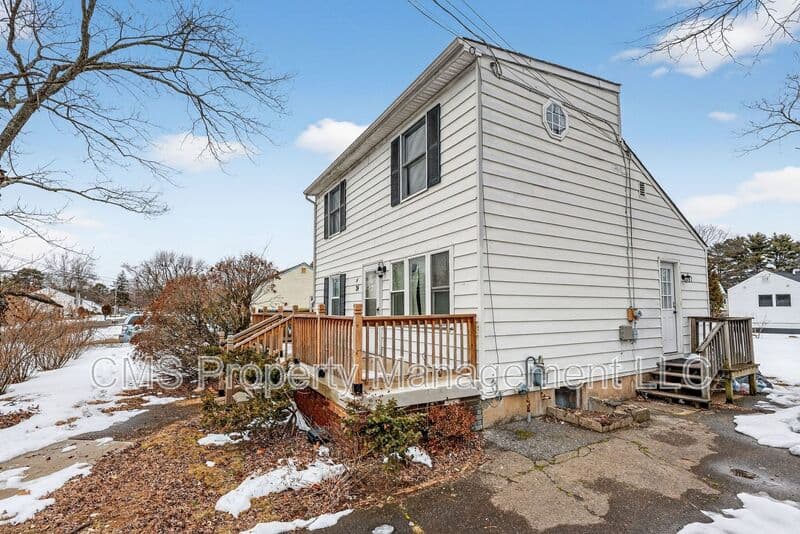 Old Bridge House: 24 Steinhardt Ave
