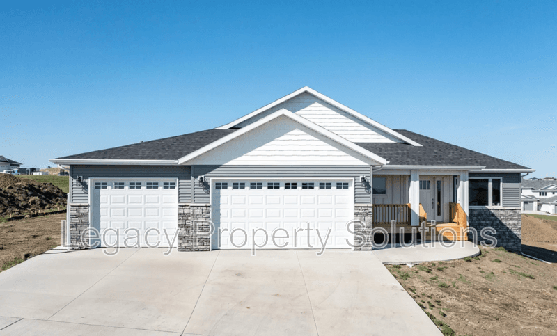 Bismarck House: 2108 Monarch Ave