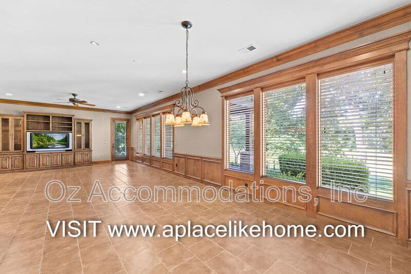 Loch Lloyd House: 16690 Country Club Ct