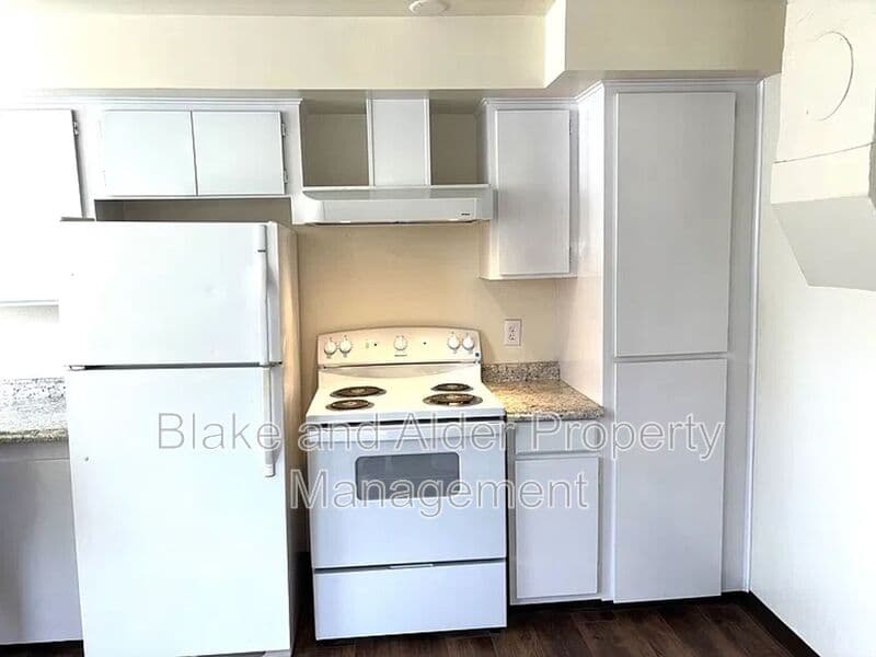 Gladstone House: 1425 Beverly Dr