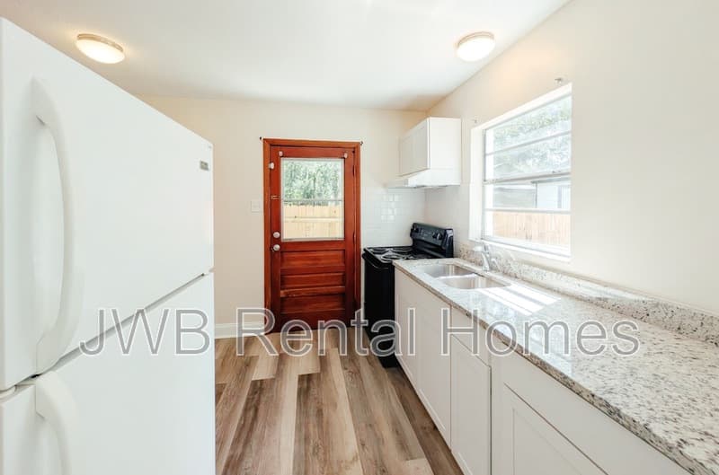 Jacksonville House: 6135 Lynnwood Ave Unit B