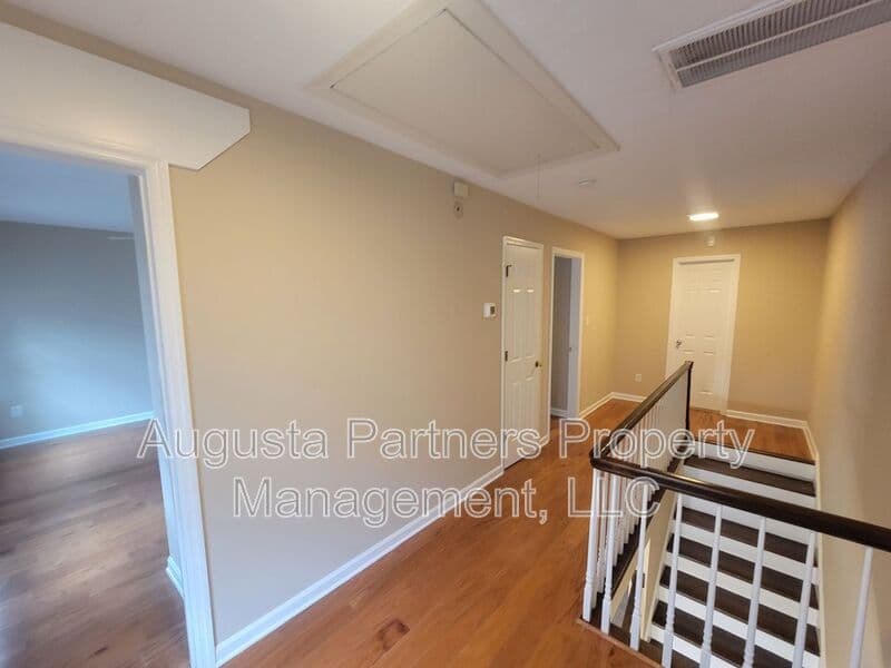 Martinez House: 288 Wakefield Ln S