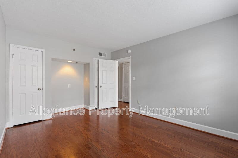 Alexandria House: 502 Bashford Ln