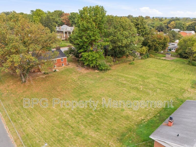 Woodstock Condo: 204 N Muhlenberg St