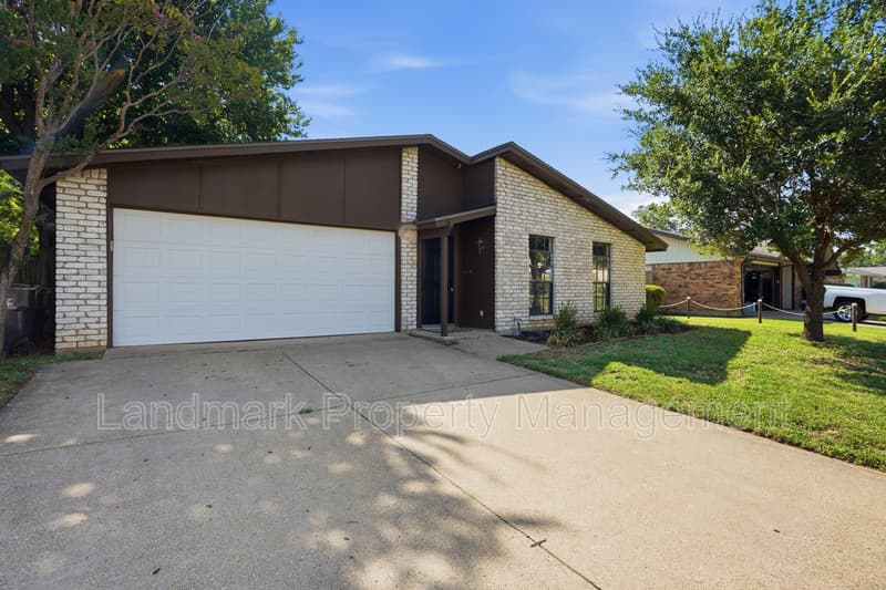 Arlington House: 2711 Treeview Drive