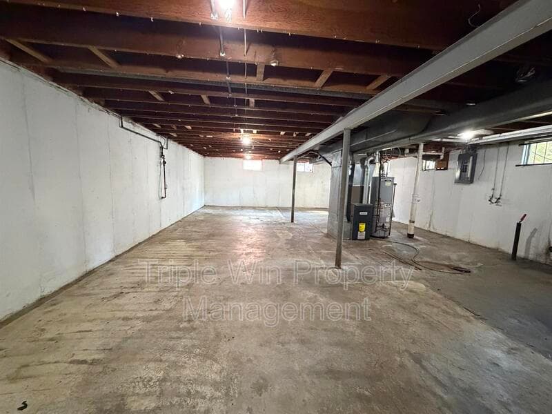 Saint Louis House: 1380 Cove Ln