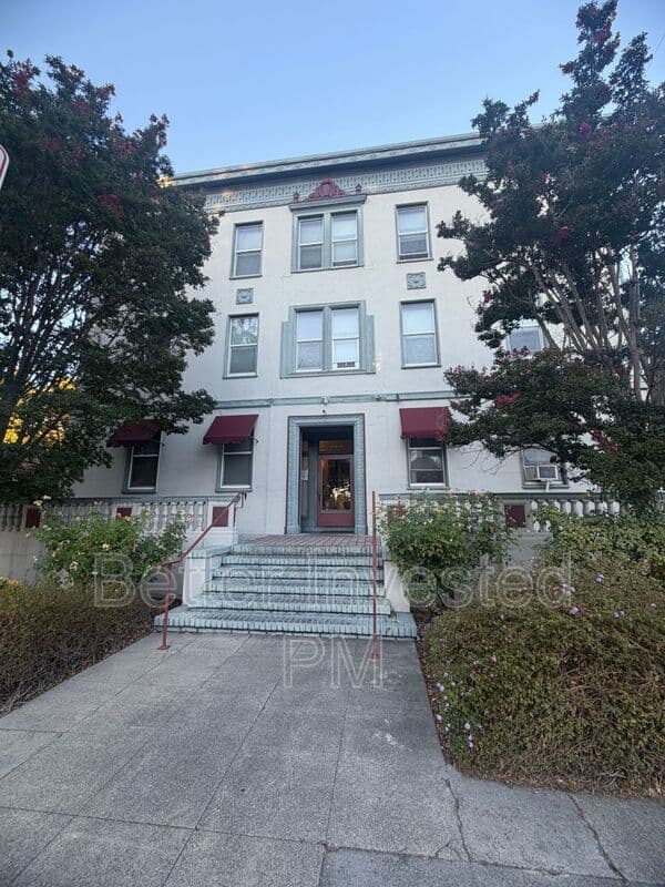 Santa Rosa Condo: 526 B St