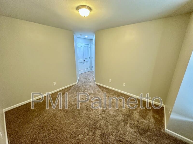 Elgin House: 423 Easy Goer Ct