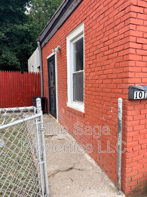Darby Condo: 101 S 5th St