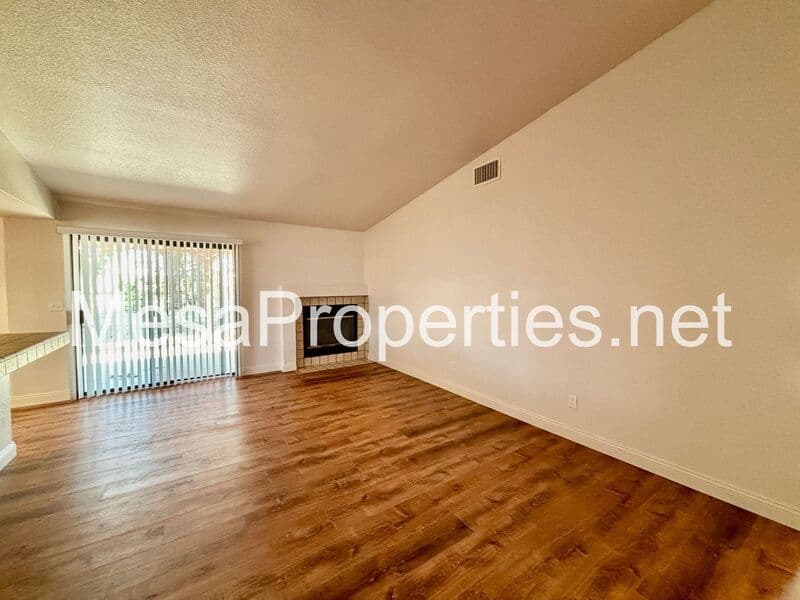 Victorville House: 13520 Oakmont Dr