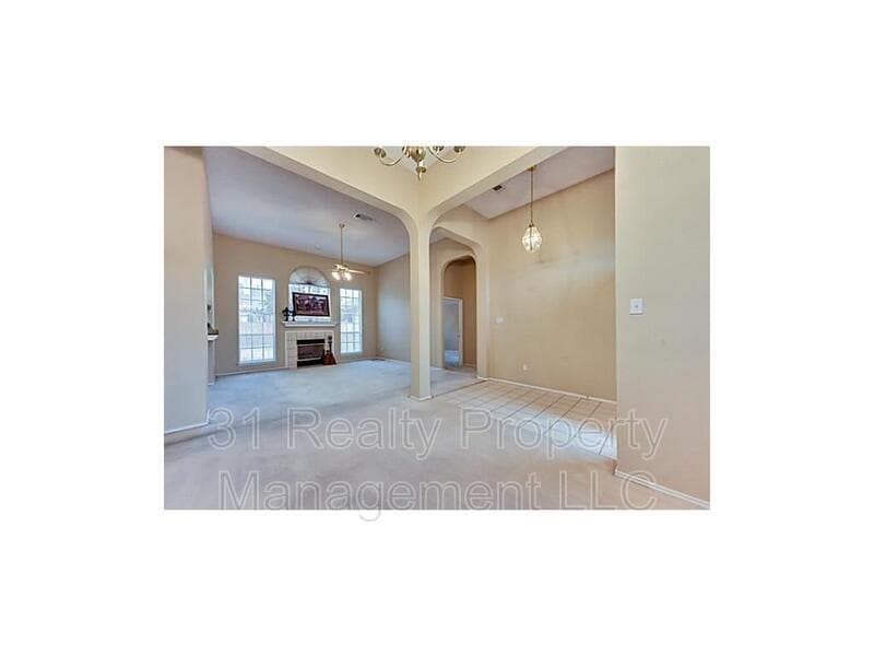 Arlington House: 214 E Lynn Creek Dr