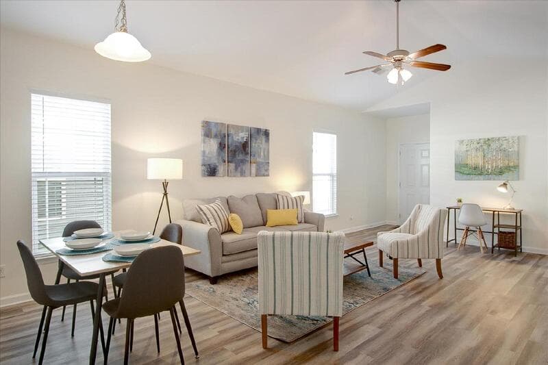 Savannah House: 11 Summer Lake Way