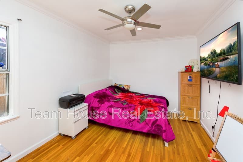 Reseda House: 19422 Welby Way