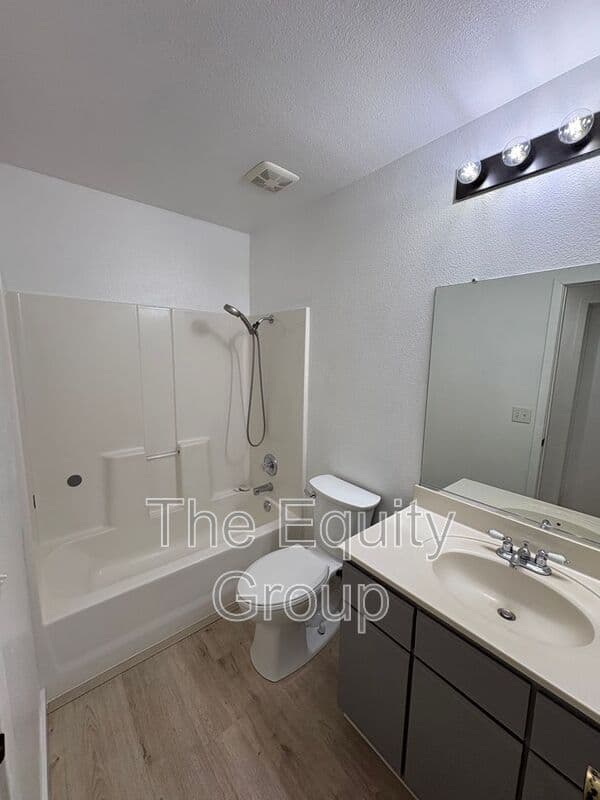 Visalia House: 2324 West Delta Ave