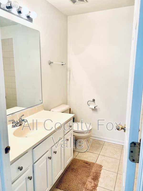 Hoffman Estates Townhome: 6090 Halloran Lane