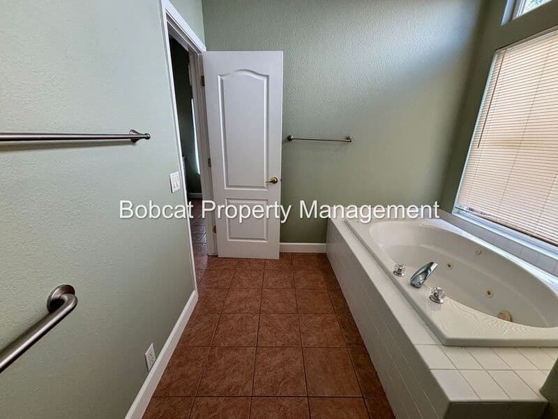 Dayton House: 425 Crosswinds Dr